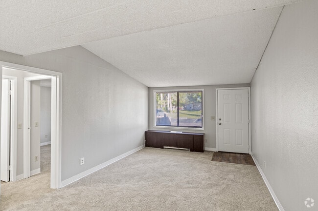 1BR, 1BA - 576SF - Living Room