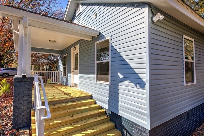 Photo - 415 E 10th St