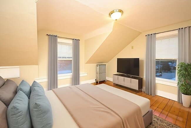 Photo - 32 Sheppard Ave