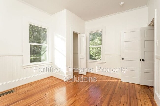Photo - 410 Beaumont St SW