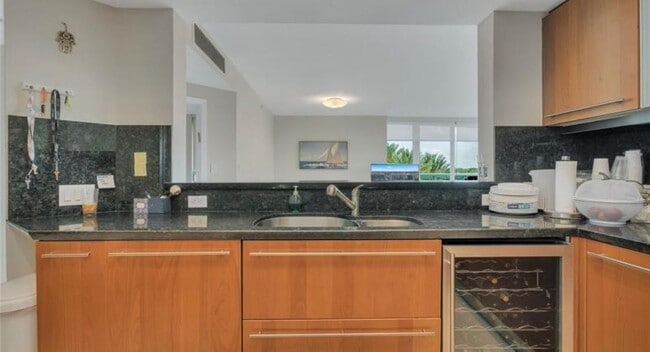 Building Photo - 9401 Collins Ave Unit 402 Rental