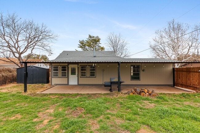 Photo - 400 N River Oaks Dr