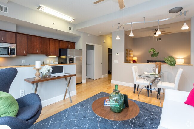 1BR, 1BA - 614 SF