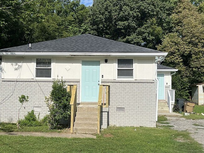 Building Photo - Spring Special (1/2 OFF 1st Month Rent): First Floor Two Bedroom Updated Apartment in Madison!