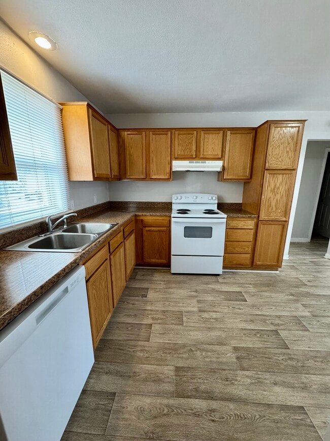 Photo - 671 W 64th St Unidad 671