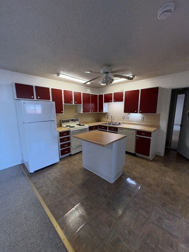 Building Photo - Updated & Spacious 1 Bed 1 Bath Unit 39