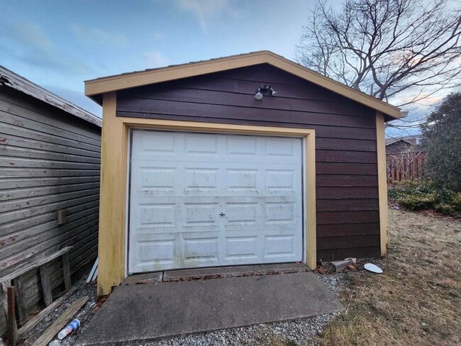 Building Photo - 254 Britain St Unit Garage