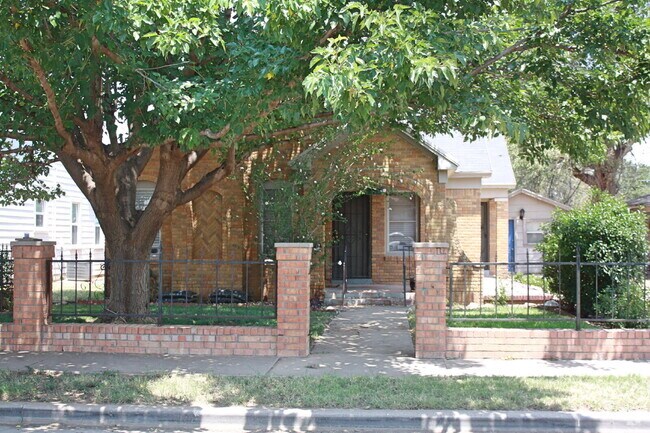 Building Photo - Front House Located Near Parks & Minutes F... Unit Front