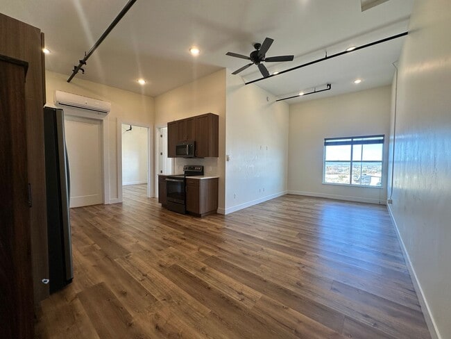 Building Photo - 2 bed / 1 bath Condo Living North End of Town - Newly Remodeled!