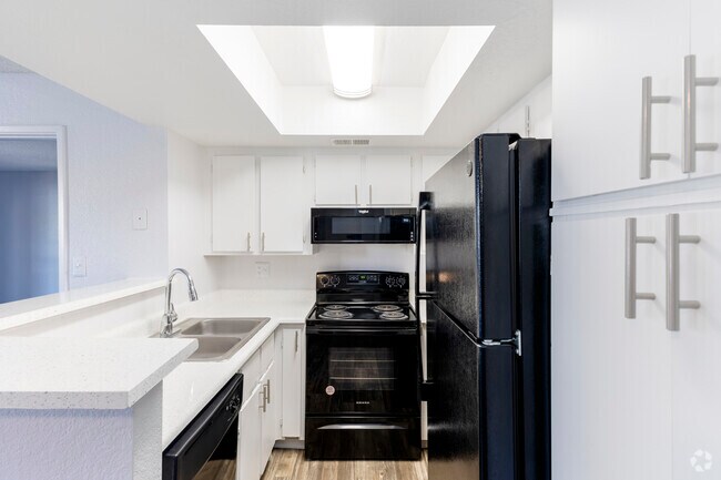 2BR, 2BA - 828SF - Kitchen - Avalon Hills