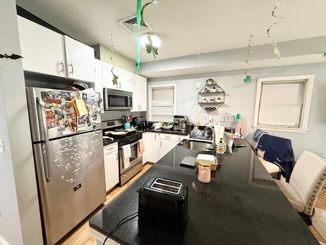 Building Photo - 195 W 3rd St Unit 1