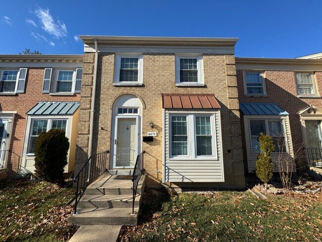 Building Photo - Beautiful 3 Bed 3 Bath Brick Townhome In Springfield Square