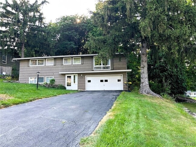 Photo - 302 Oakridge Dr