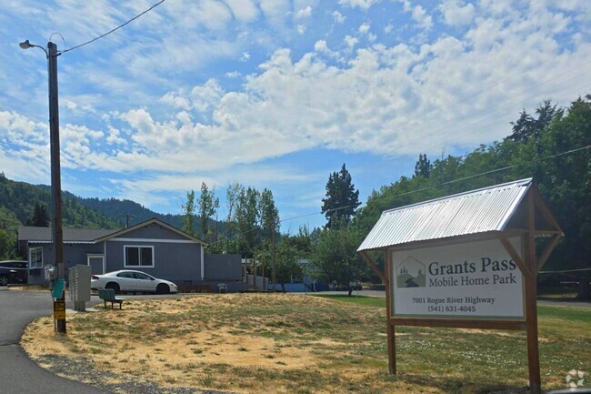 Building Photo - 6915 Rogue River Hwy Rental