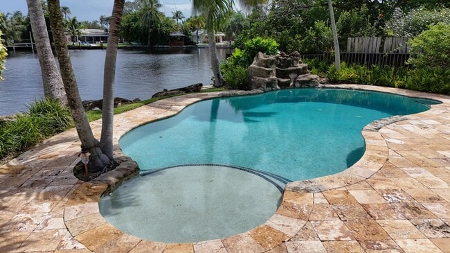 1925 Coral Gardens Dr
