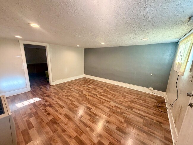 Photo - 170 E 300 N