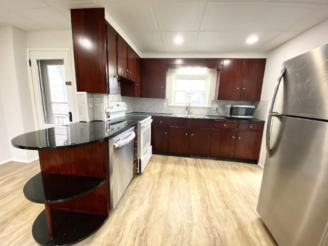 Photo - 937 Poplar Ave