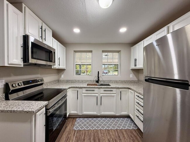 Photo - 11025-11107 107 Cutoff