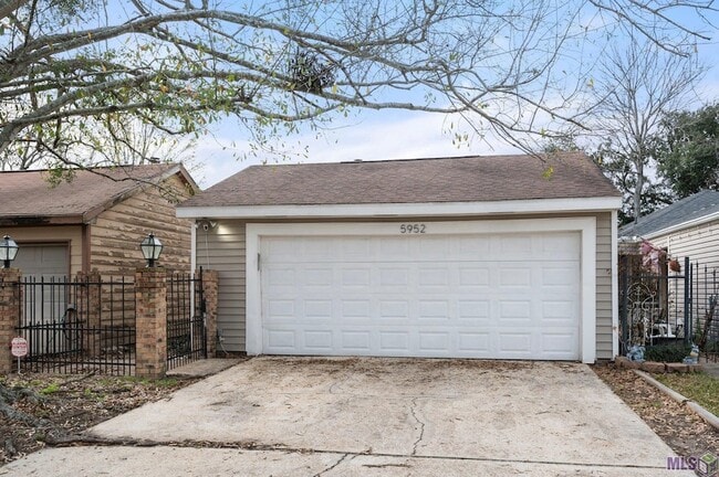 Building Photo - 5952 Fort Clarke Dr N