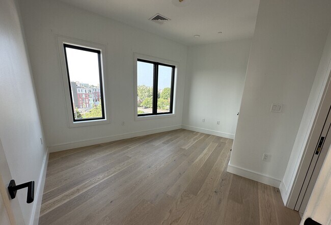 Photo - 56 Leo M Birmingham Pky Unidad 501