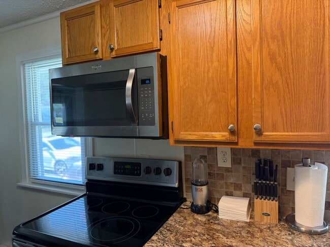 Photo - 707 Putnam Pike