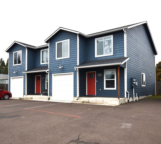 Building Photo - Spacious Town home.