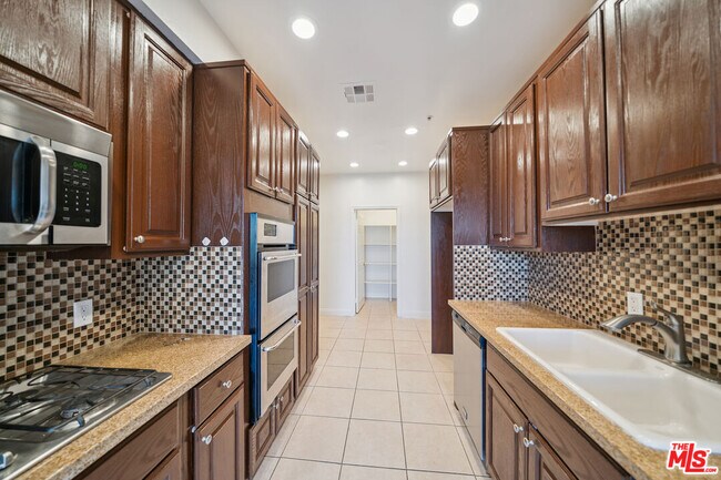 Photo - 1508 Greenfield Ave Unit 405