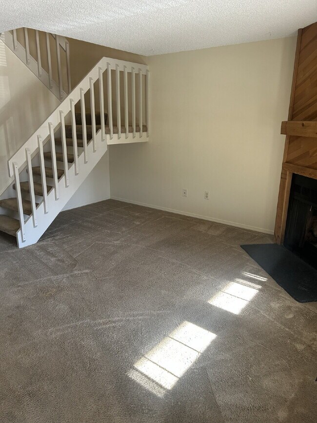 Photo - "Charming 2-Bed Condo Retreat with 2.5 Baths in Littleton - 1000 Sq Ft of Comfort!" Unidad B