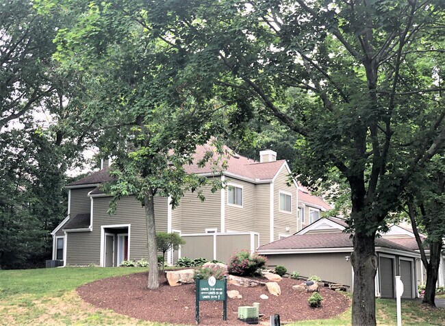 2 Br Updated End Unit TH - 8 Country Walk Condo Unit 8
