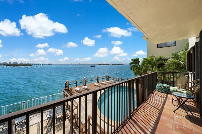 Photo - 7845 NE Bayshore Ct Condominio Unidad 10