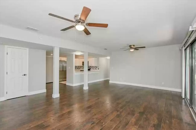 Living Room Open Concept - 813 Pinewood Ct Unit 813