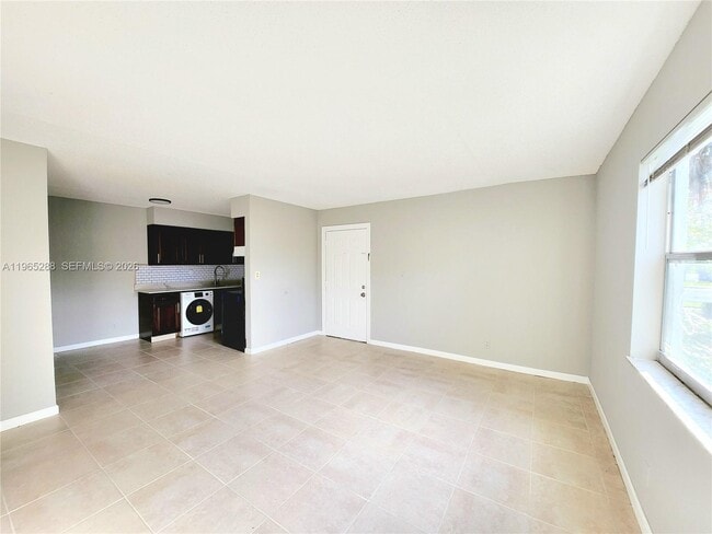 Building Photo - 191 SW 15th St Unit 101