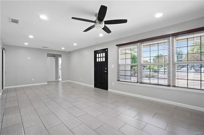 Photo - 20247 Kinzie St