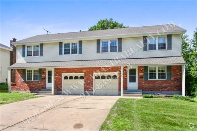 Building Photo - Updated 3Bed/2.5 Bath Duplex in Gladstone-... Rental