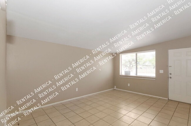 404 E Yavapai Rd