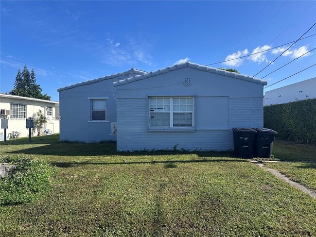 Building Photo - 2125 Bay Dr Unit C