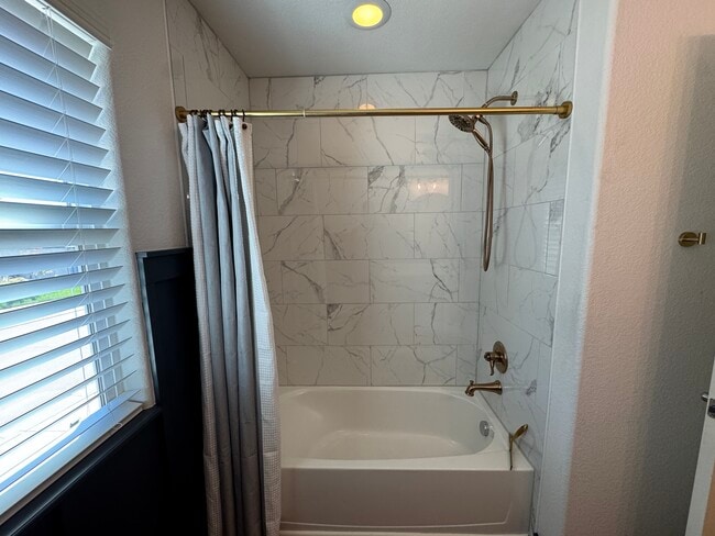 Photo - 977 Salmon Pond Way