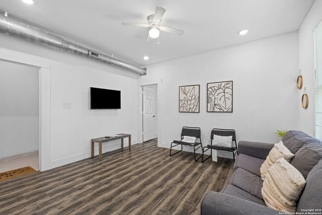 Photo - 402 E Dewey Pl