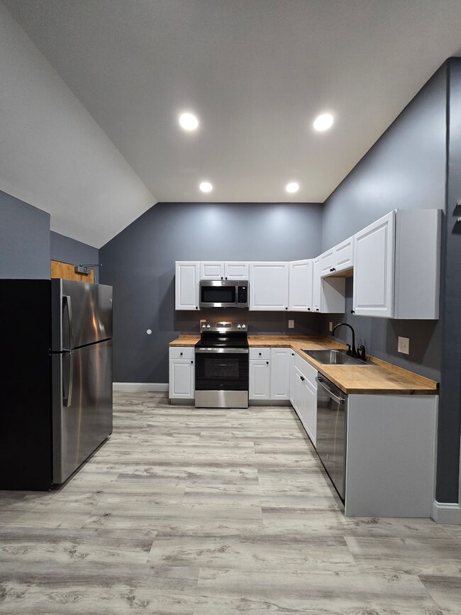 Building Photo - 319 Main St Unit Apt 2