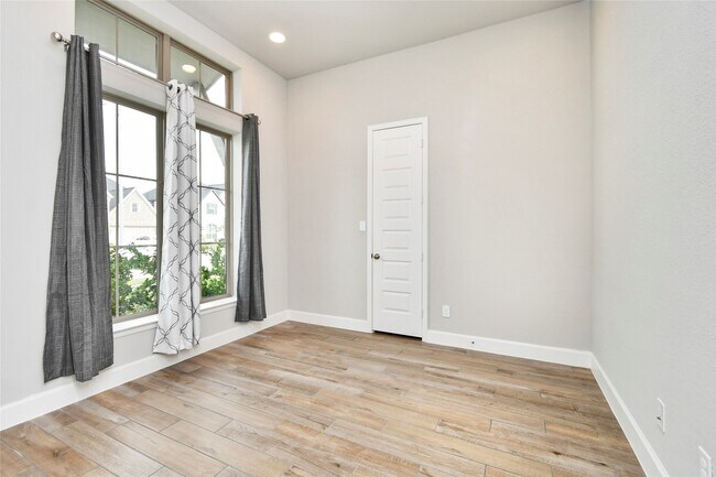 Photo - 5042 Albany Shores Ln