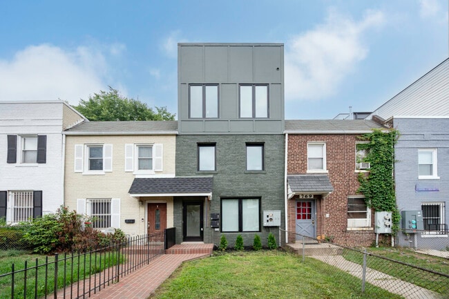 Photo - 771 18th St NE Unit B