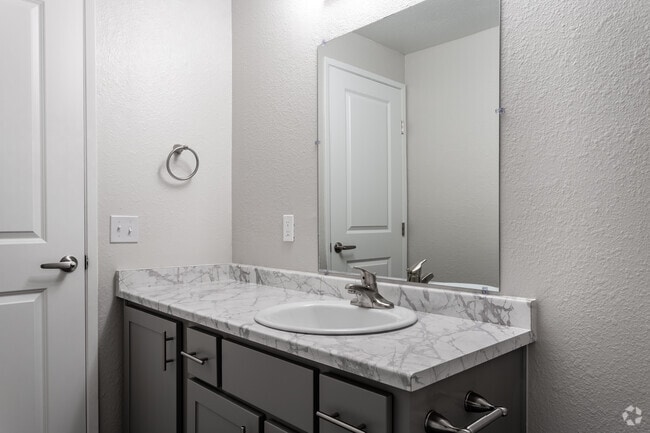 2BR, 1BA 860SF
