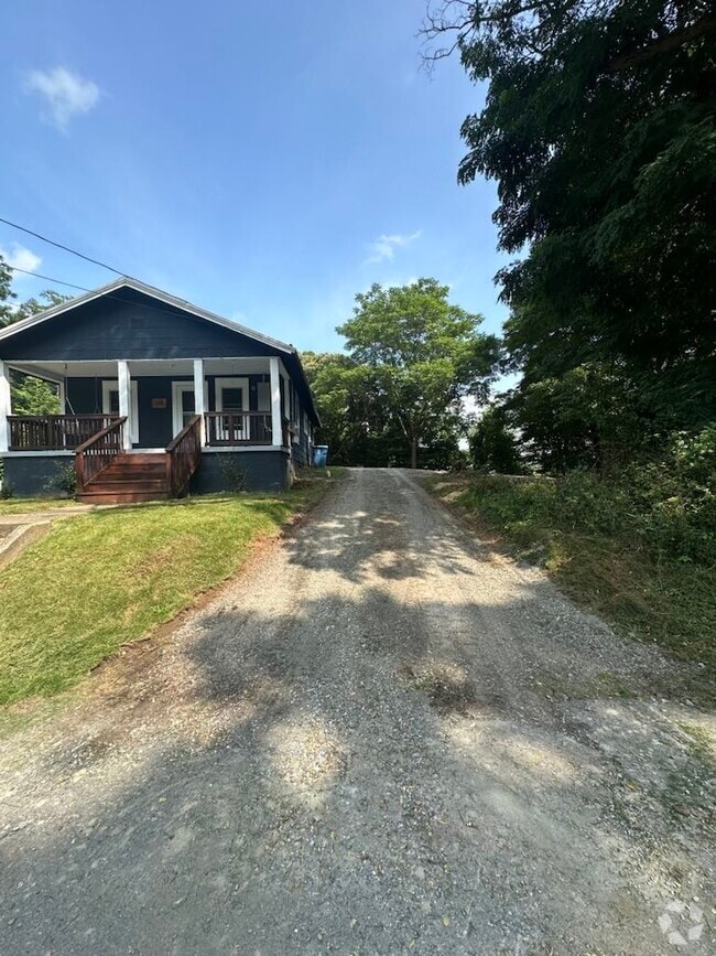 Driveway Parking - 114 Carolina Ave Rental