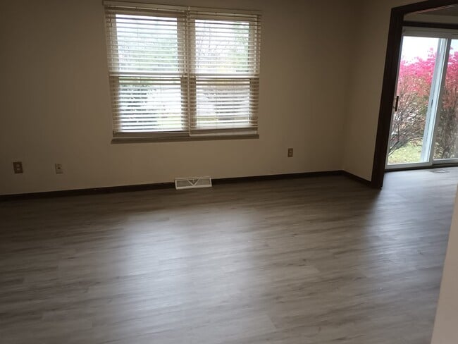 Photo - 812 Linworth Rd E