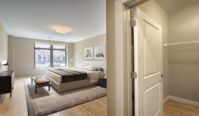 Las habitaciones cuentan con amplios vestidores y grandes ventanas que iluminan la habitación.