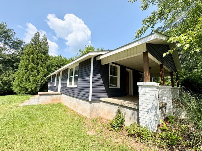 Building Photo - 3 bedroom, 2 bathroom in Seneca