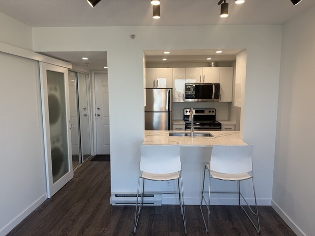 Building Photo - 811 Helmcken St