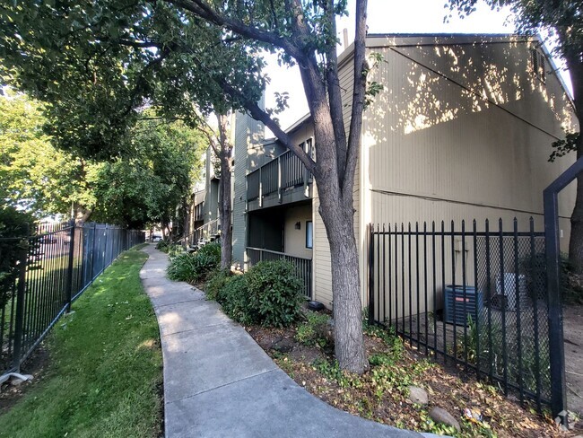 Building Photo - Condo on Madison Avenue. MOVE IN SPECIAL. ... Unit 200