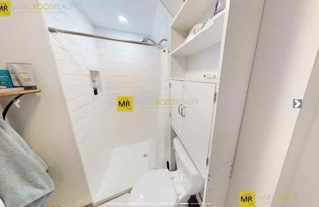 Photo - 208 Banks St