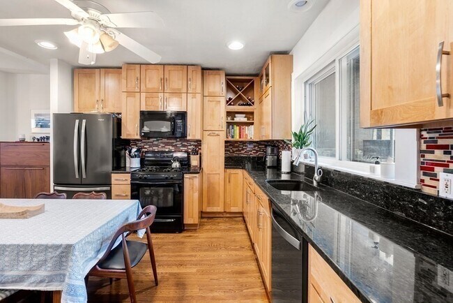 Building Photo - 256 E St Unit 1